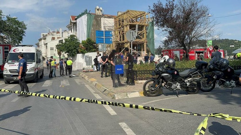 Историческа сграда се срути в Истанбул, млад мъж загина