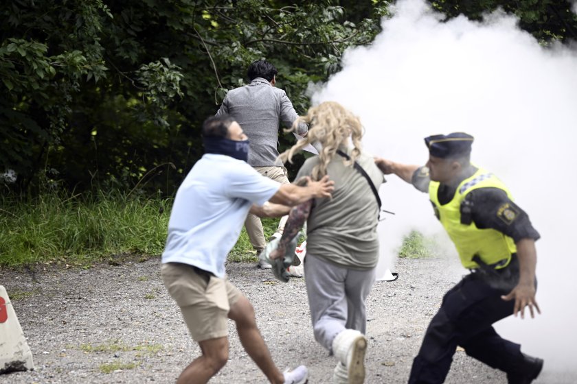шведската полиция арестува жена опитала изгаси запалено копие корана