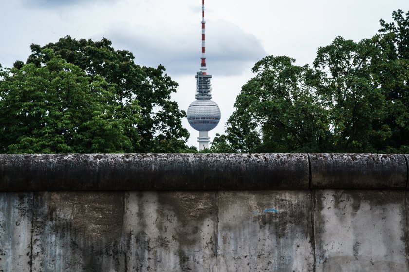 берлинската стена символ студената война разделението снимки