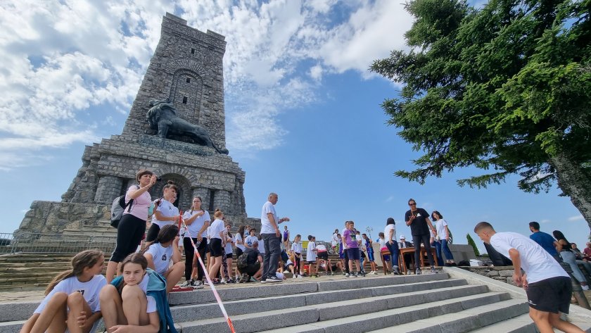 близо 100 ученици включиха традиционното състезание изкачване стълбите връх шипка