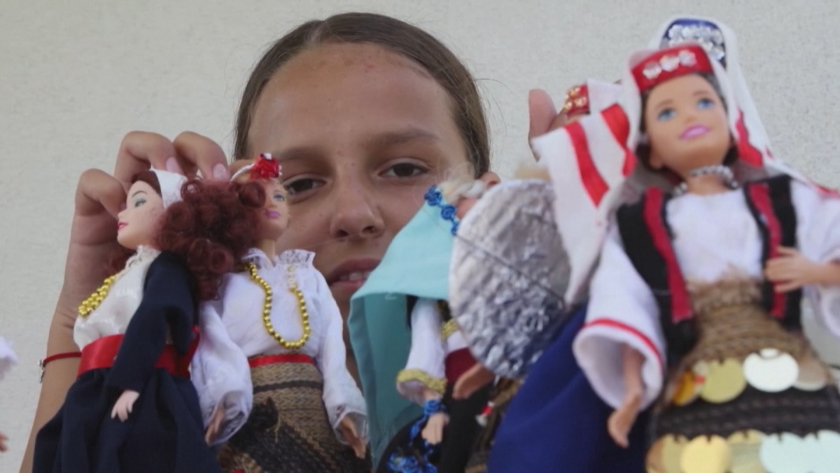 Балканска Барби: 11-годишно момиче изработва носии за популярните кукли