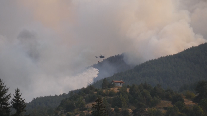 Два военни хеликоптера участват в гасенето на пожара в Родопите