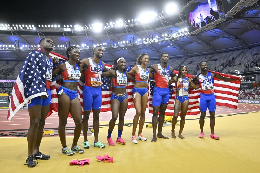 Състезателите от САЩ спечелиха щафетите на 4 по 100 метра
