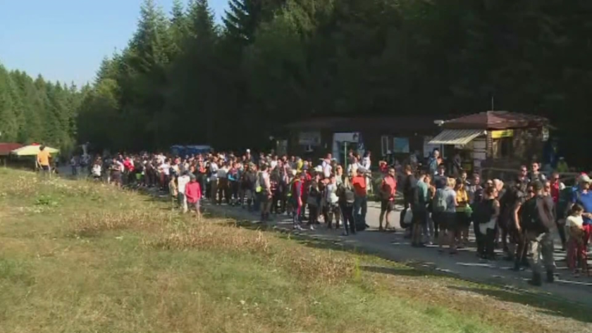 Огромни опашки на лифта за Седемте рилски езера.Много хора избират