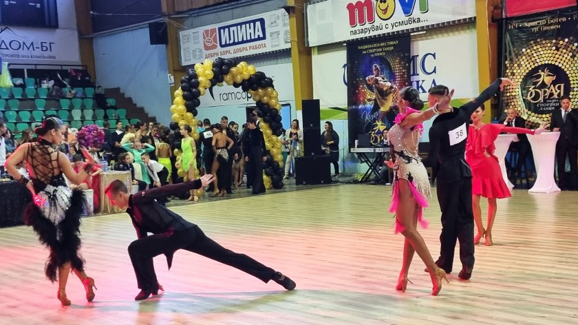 200 състезателни двойки държави участват международния турнир спортни танци купа бургас 2023
