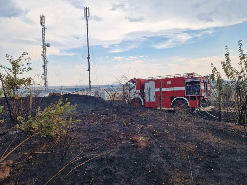 Отново пламна пожар в Хисарско. Горят сухи треви и ниска