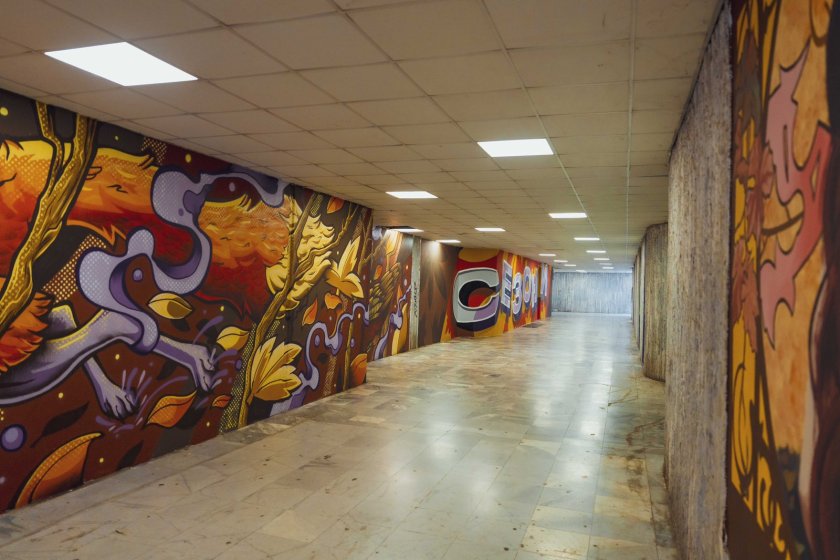 Графити, изобразяващи четирите сезона преобразяват стените на подлеза между столичните