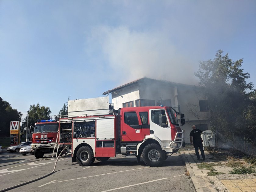 метри бензиностанция пожар изгори част покрива горски пункт пазарджишко