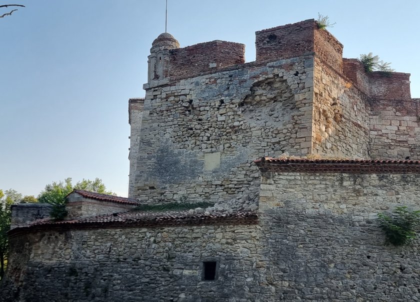 срути част стена крепостта баба вида