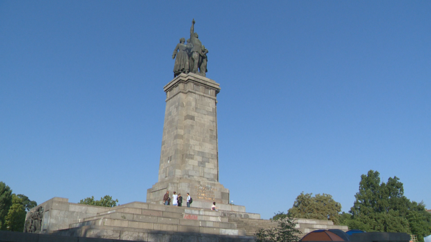 Слагането на ограждения около Паметника на Съветската армия е на