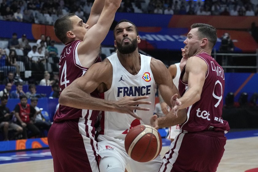 отборът латвия продължава световното баскетбол без капитана дайрис бертанс