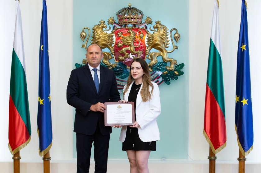 Президентът Радев удостои Нургюл Салимова с почетен плакет