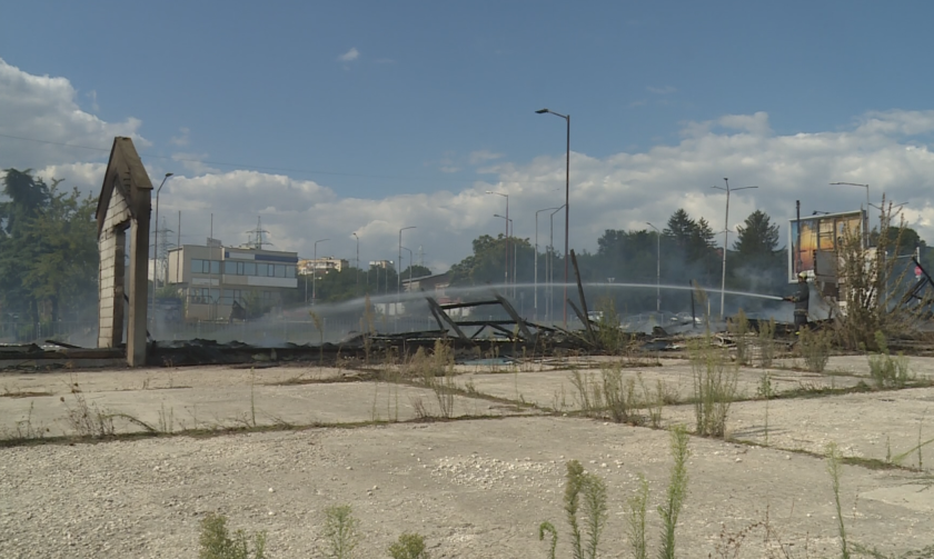 Отново пожар на бившата циркова площадка във Варна. Изгоряха дървени