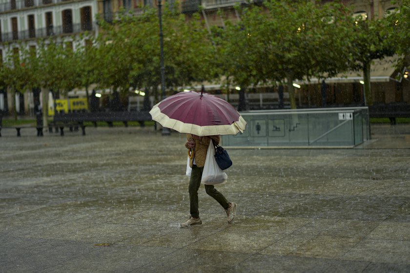 двубоят атлетико мадрид севиля беше отложен заради риск наводнение испанската столица