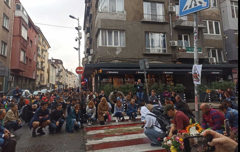 С минута мълчание протестиращи почетоха паметта на загиналото на пешеходна пътека момче в София