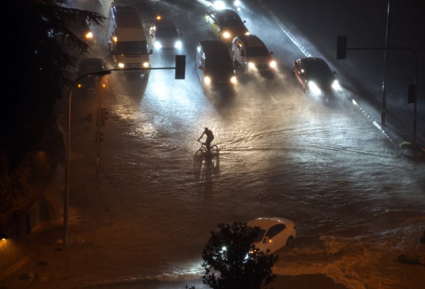 Двама души са загинали след поройните валежи в Истанбул, потвърди
