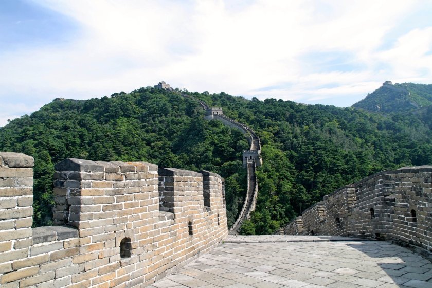 двама души пробиха багер великата китайска стена