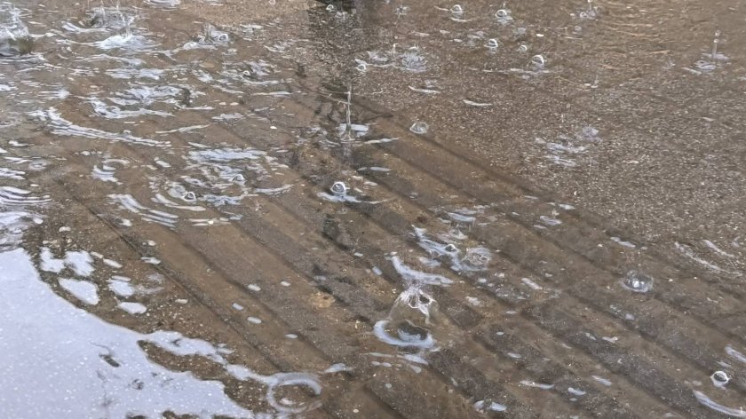 Силна лятна буря, придружена със мълнии, премина през Южното Черноморие