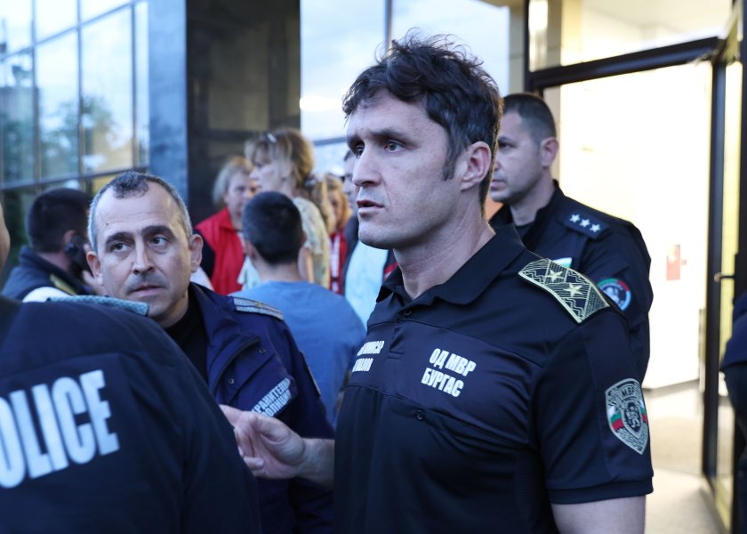 Тялото на мъж е извадено от водата от колегите от