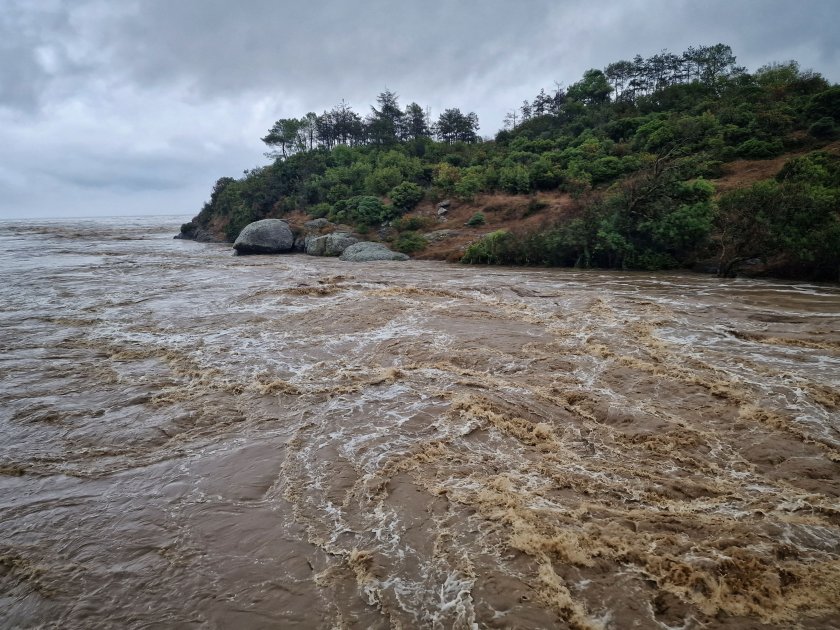 В следващите часове дъждът в засегнатите от наводненията райони няма