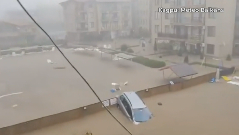 Вече 20-и час продължава да вали, първоначално беше със силни