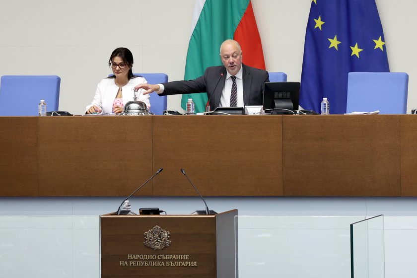 Остри реплики в пленарната зала заради бедствието по Черноморието