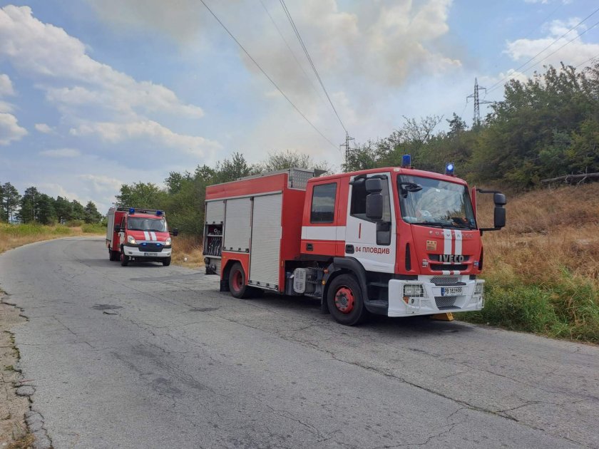 Шест екипа огнеборци и хеликоптер гасят пожар между Карлово и Хисаря
