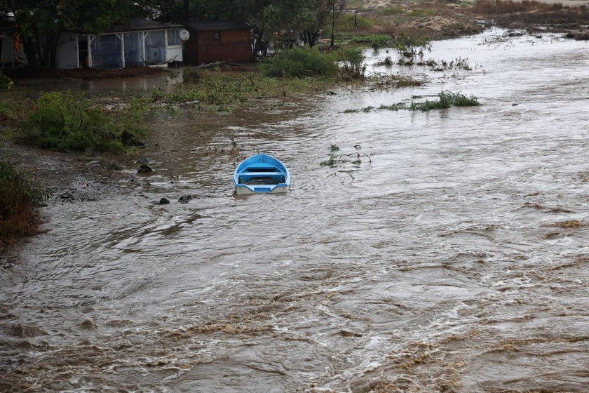 130 души евакуирани наводнените райони царево