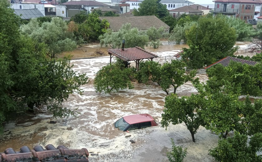 Сериозни наводнения и в съседна Гърция. Един човек загина, а
