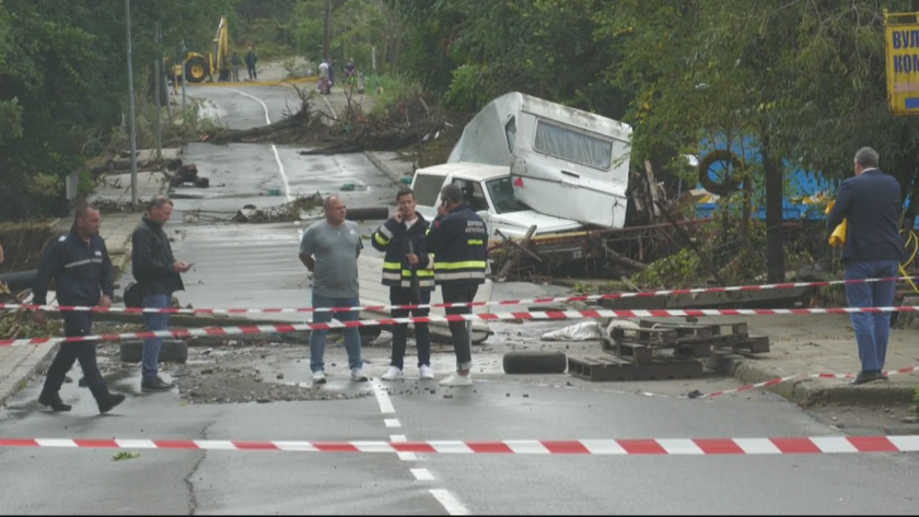 Мъж, жена и дете са отнесени от водата в Царево, издирването им продължава