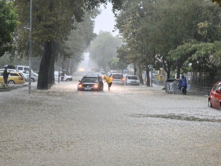 Тежки наводнения заради проливните дъждове по Южното Черноморие. На кадри