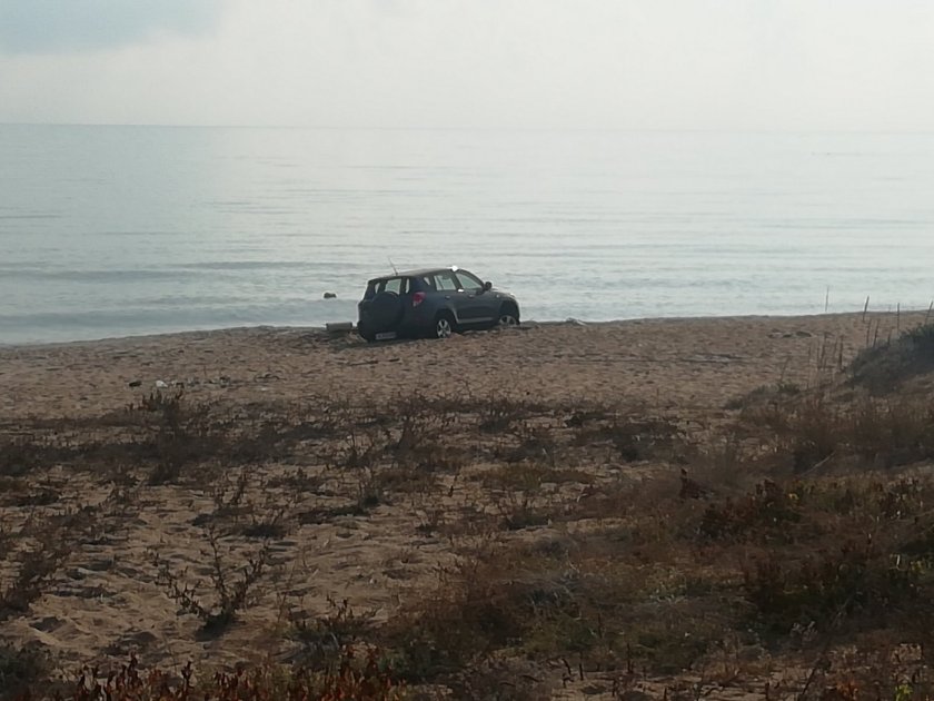Глобиха руснак, паркирал колата си върху дюните на Шофьорския плаж край Созопол