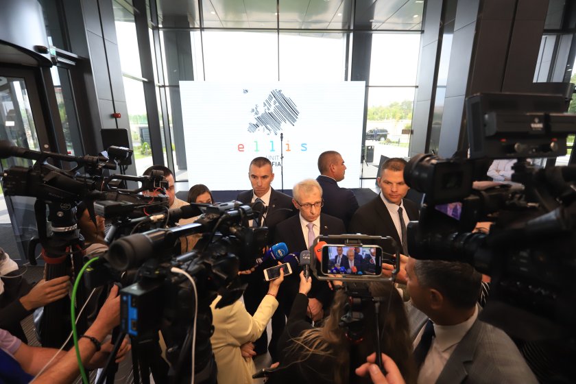 Премиерът Николай Денков се обяви за оставане на мярката с