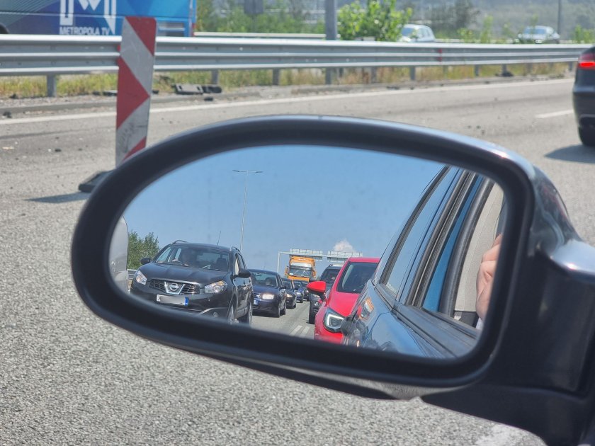 Километрично задръстване се е образувало на магистрала Струма в посока