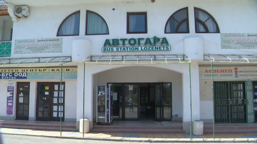 Автобуси не стигат до населените места на юг от Царево, прибирането на туристите е затруднено