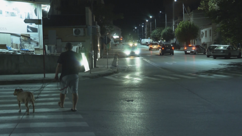 Кола с мигранти се блъсна в жилищен блок в центъра