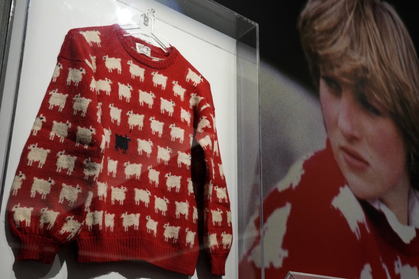 Пуловерът с черна овца на принцеса Даяна беше продаден за над 1 милион долара