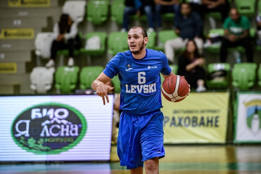Баскетболният национал Лъчезар Димитров и ще продължи да носи екипа