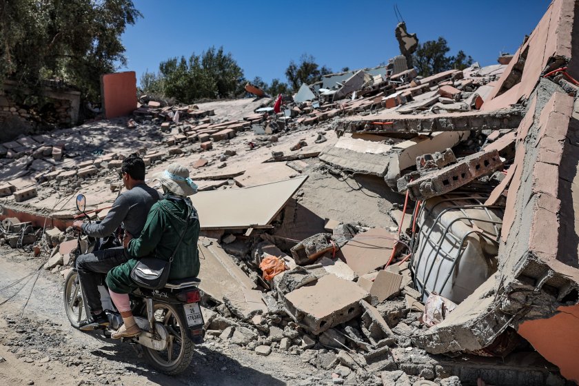 Спасители търсят с голи ръце оцелели след земетресението в Мароко