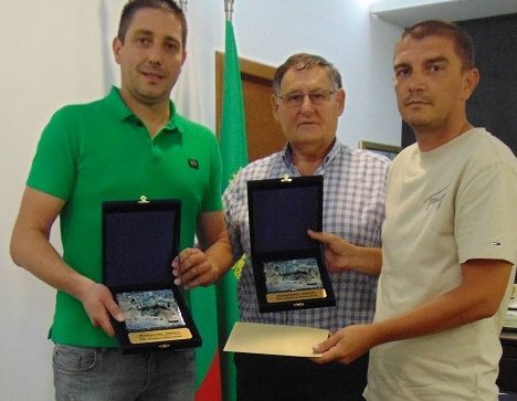 Кметът на Шумен награди победителите от рали „България“ Мартин Сурилов и Здравко Здравков