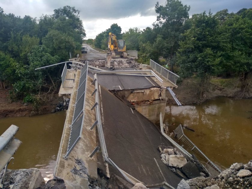 мостът пътя царево ахтопол напълно разрушен