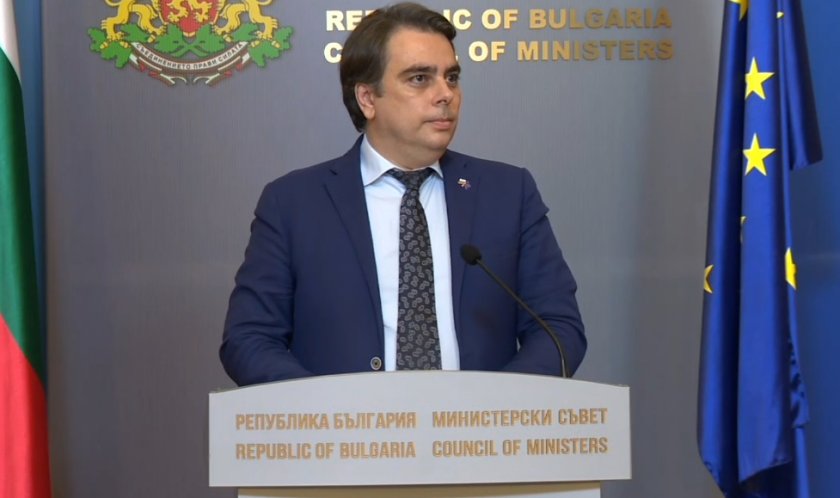 Министърът на финансите Асен Василев дава брифинг.Гледайте на живо тук