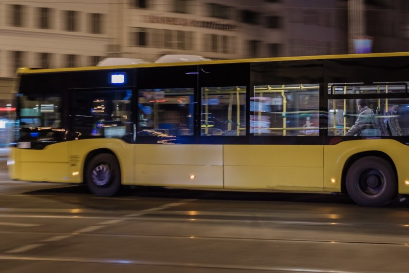 Около 40 души вдигнаха автобус в Берлин, за да освободят