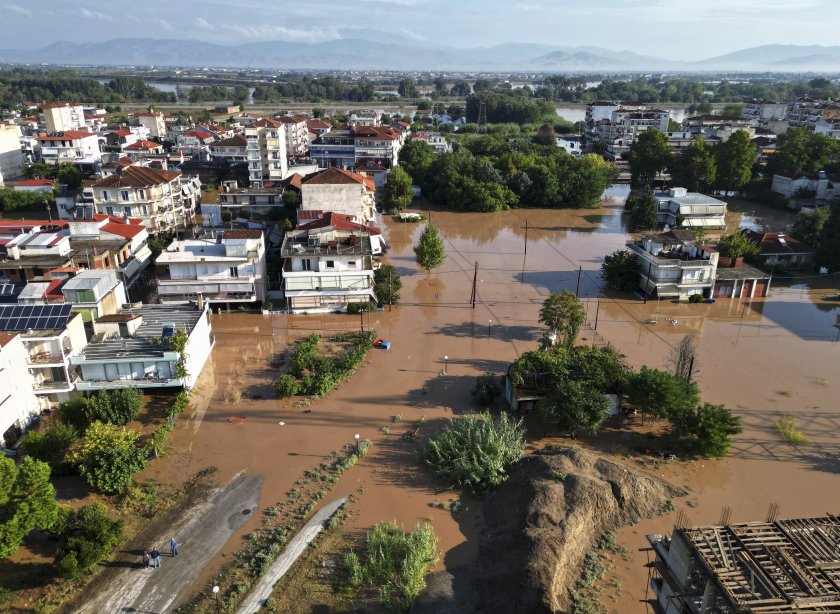 водите наводнения град лариса продължават покачват