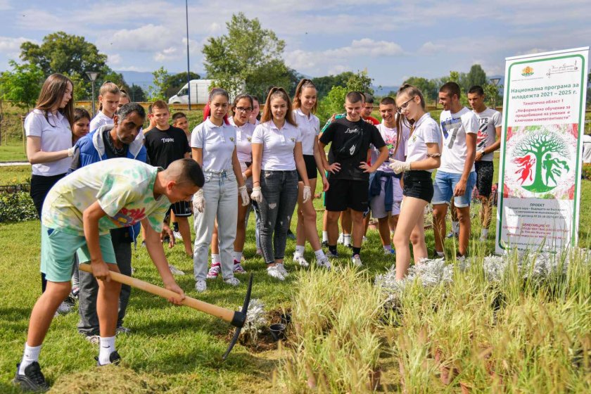 Спортисти и ученици се обединиха в създаването на младежко пространство в "Градината на света" в Пазарджик
