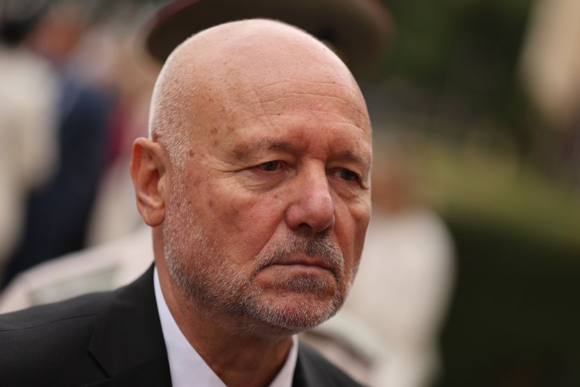 Прелитащи ниско самолети са стреснали жителите на град Елена, стана