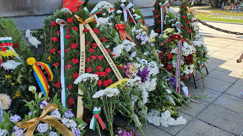 С полагане на венци и цветя на площад 22 септември