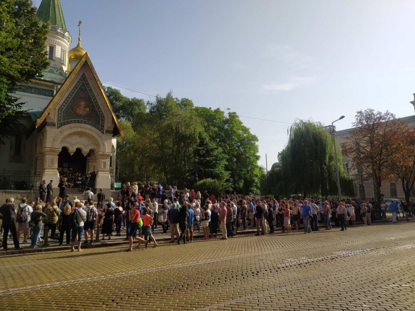 24-часов срок дадоха свещеници за отваряне на Руската църква или
