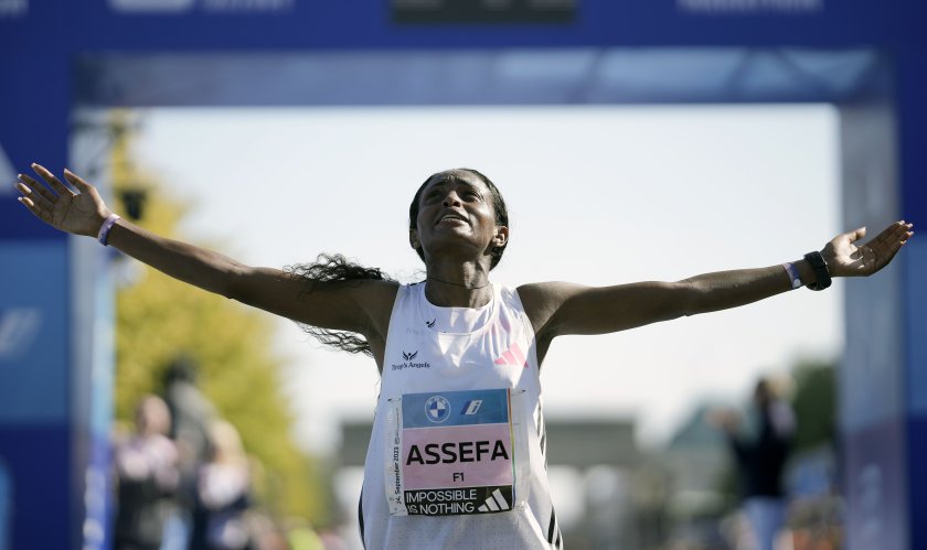 тигист асефа постави световен рекорд жените елиуд кипчоге постигна историческа победа маратона берлин