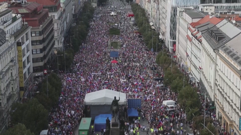 Около 10 000 души протестираха в Прага срещу правителството, заради